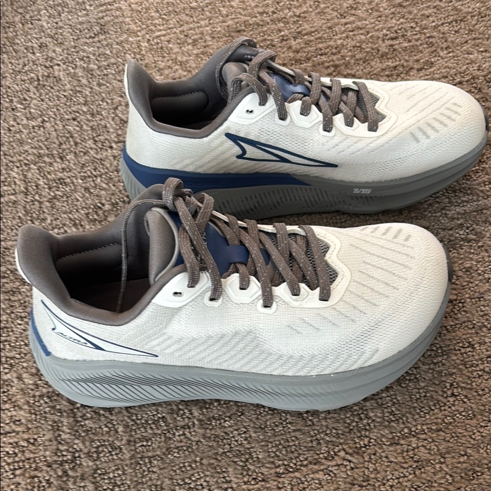 Altra Women’s Form size 6 NEW